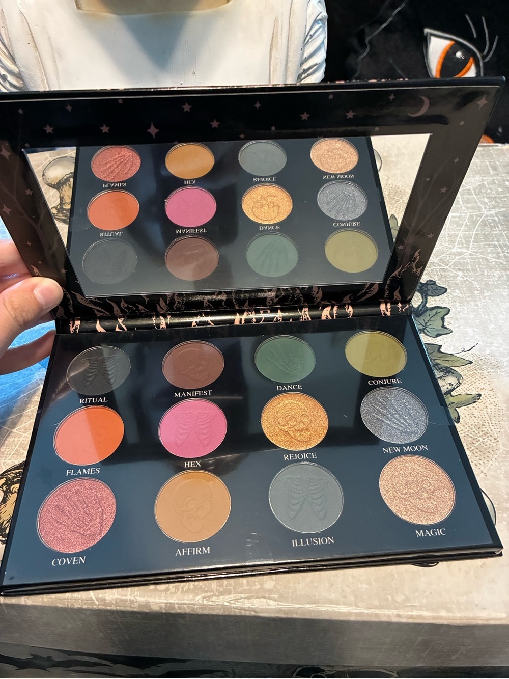 Gothic Skeleton Makeup Shadow Highlighter Palette Display NWT - Picture 6 of 8